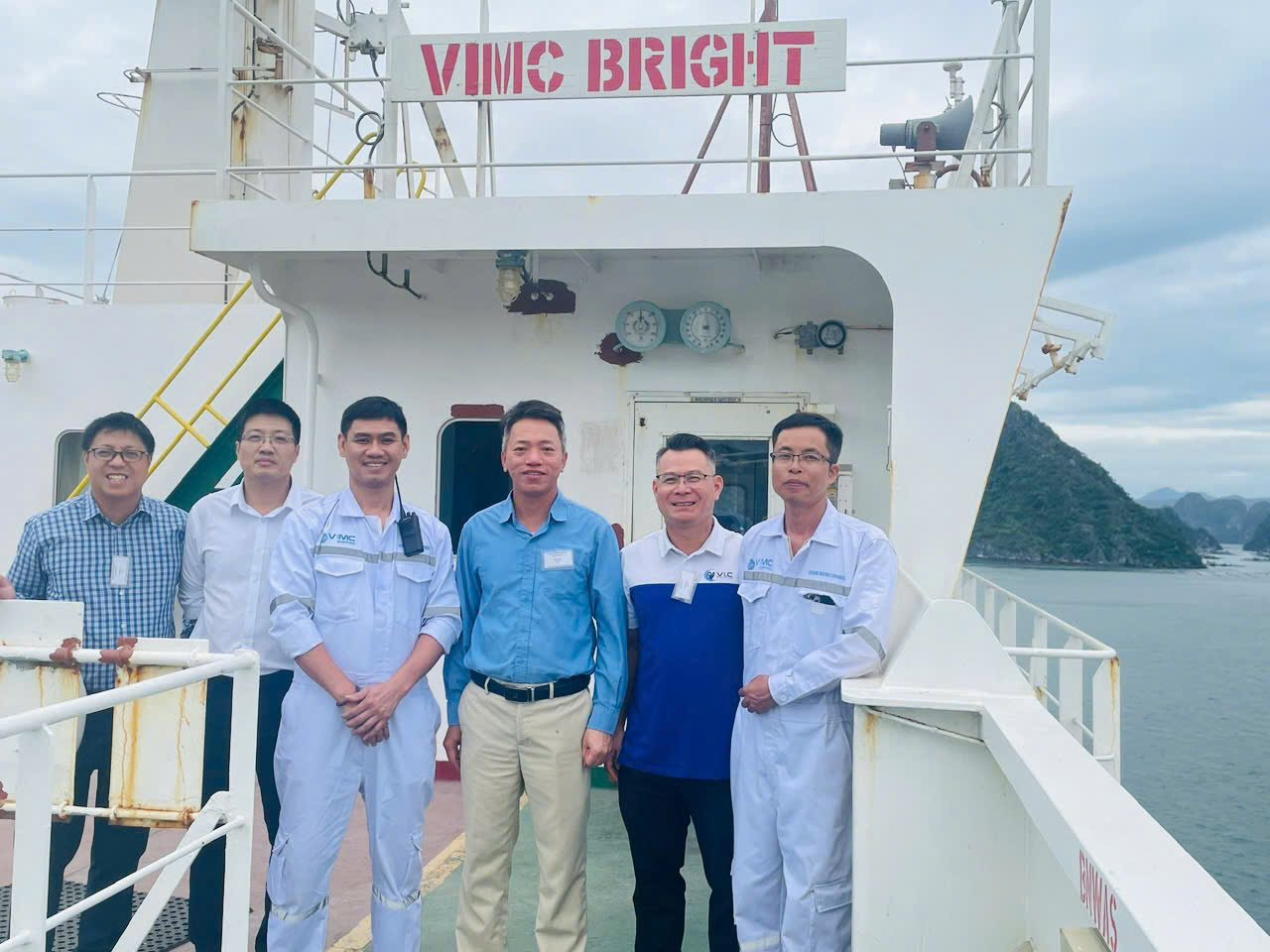 Lãnh đạo Công ty thăm và làm việc với tàu VIMC Bright tại khu neo Quảng Ninh